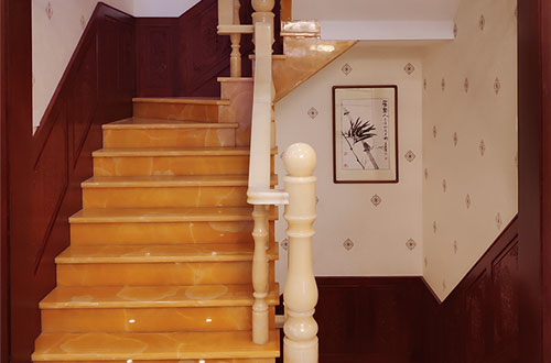 城区中式别墅室内汉白玉石楼梯的定制安装装饰效果